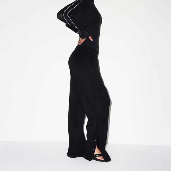 🖤 Nike x Skims Matte Tricot Side Snaps Pant in Obsidian Women M - Picture 4 of 6